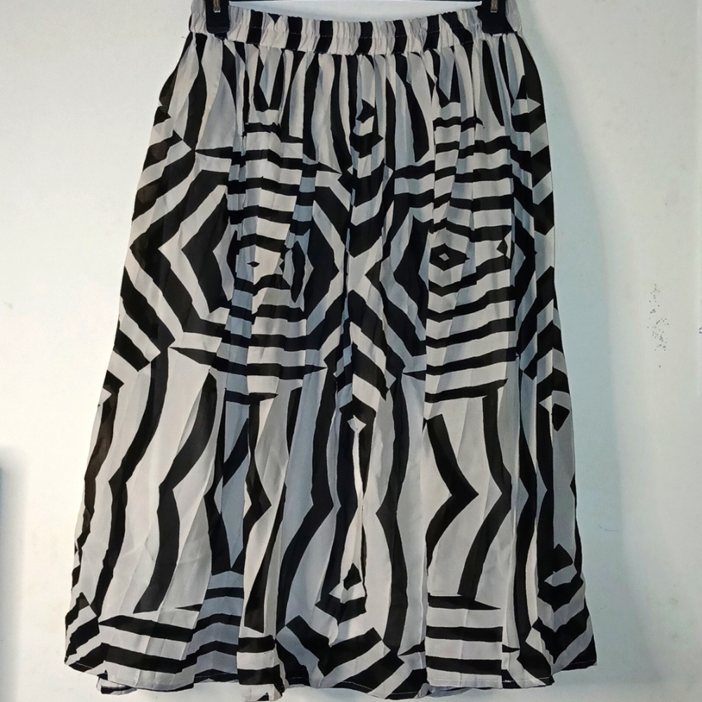 Her Destiny‎ Pleated Midi Black & White Skirt, Zig-Zag Geometric Stripe Size: M
